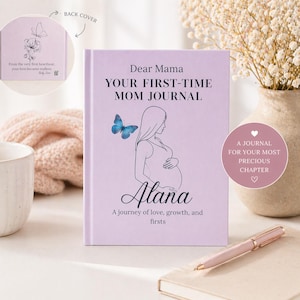 Puede incluir: Un diario lila titulado "Dear Mama YOUR FIRST-TIME MOM JOURNAL" con el nombre "Alana" debajo de una ilustración de una persona embarazada y una mariposa azul. La contraportada tiene texto y un diseño floral.