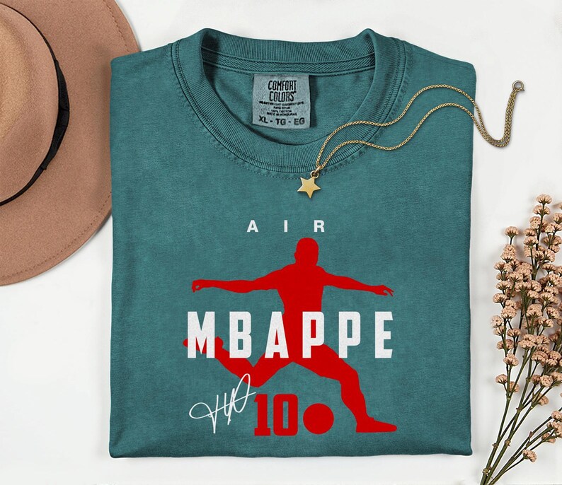 Camiseta unisex con diseño exclusivo de la estrella del fútbol francés, Comfort Colors® Air Mbappé #10, homenaje al jugador de fútbol. imagen 3