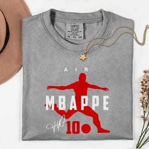 Camiseta unisex con diseño exclusivo de la estrella del fútbol francés, Comfort Colors® Air Mbappé #10, homenaje al jugador de fútbol. imagen 8