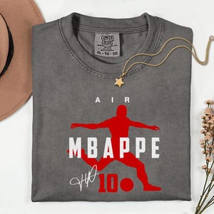 Camiseta unisex con diseño exclusivo de la estrella del fútbol francés, Comfort Colors® Air Mbappé #10, homenaje al jugador de fútbol. imagen 13