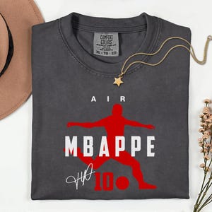 Camiseta unisex con diseño exclusivo de la estrella del fútbol francés, Comfort Colors® Air Mbappé #10, homenaje al jugador de fútbol. imagen 7