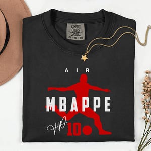 Camiseta unisex con diseño exclusivo de la estrella del fútbol francés, Comfort Colors® Air Mbappé #10, homenaje al jugador de fútbol. imagen 2