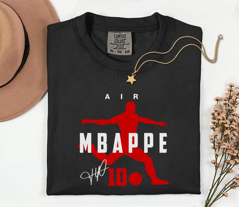 Camiseta unisex con diseño exclusivo de la estrella del fútbol francés, Comfort Colors® Air Mbappé #10, homenaje al jugador de fútbol. imagen 2