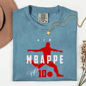 Camiseta unisex con diseño exclusivo de la estrella del fútbol francés, Comfort Colors® Air Mbappé #10, homenaje al jugador de fútbol. imagen 9