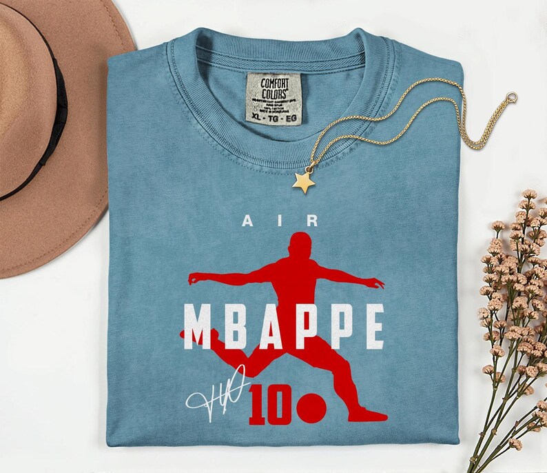 Camiseta unisex con diseño exclusivo de la estrella del fútbol francés, Comfort Colors® Air Mbappé #10, homenaje al jugador de fútbol. imagen 9
