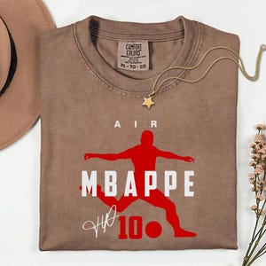 Camiseta unisex con diseño exclusivo de la estrella del fútbol francés, Comfort Colors® Air Mbappé #10, homenaje al jugador de fútbol. imagen 5