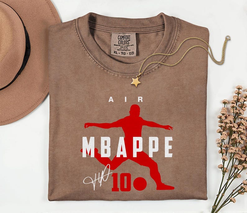 Camiseta unisex con diseño exclusivo de la estrella del fútbol francés, Comfort Colors® Air Mbappé #10, homenaje al jugador de fútbol. imagen 5