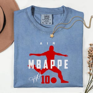 Camiseta unisex con diseño exclusivo de la estrella del fútbol francés, Comfort Colors® Air Mbappé #10, homenaje al jugador de fútbol. imagen 1
