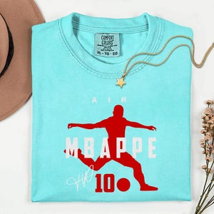 Camiseta unisex con diseño exclusivo de la estrella del fútbol francés, Comfort Colors® Air Mbappé #10, homenaje al jugador de fútbol. imagen 4