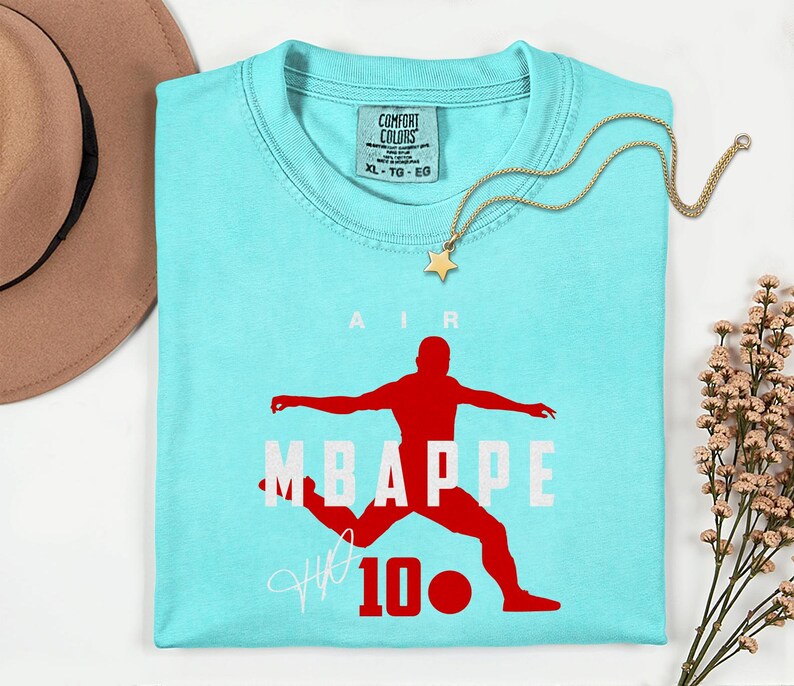 Camiseta unisex con diseño exclusivo de la estrella del fútbol francés, Comfort Colors® Air Mbappé #10, homenaje al jugador de fútbol. imagen 4