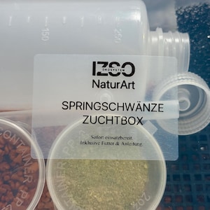 Könnte beinhalten: Eine Zuchtbox für Springschwänze aus transparentem Kunststoff mit der Aufschrift IZSO NaturArt. Das Set enthält eine durchscheinende Flasche mit Messmarkierungen, einen kleinen Behälter mit grünem Pulver und einen Behälter mit braunem Granulat.