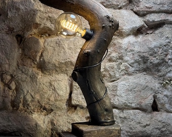 Rustieke tafellamp gemaakt van gerecycled hout – Handgemaakte vintage houten lamp met Edison-lamp – Industriële boerderijstijl decoratie – Uniek stuk