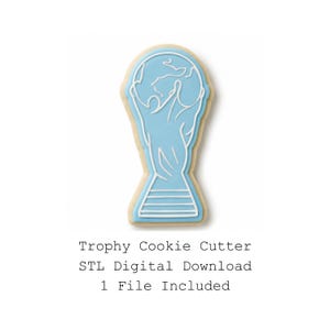Puede incluir: Una galleta con forma de trofeo decorada con glaseado azul claro y líneas blancas que delinean un globo terráqueo sostenido por figuras. Debajo de la galleta, el texto dice: Trophy Cookie Cutter, STL Digital Download, 1 File Included.
