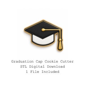 Puede incluir: Un cortador de galletas con forma de birrete de graduación con parte superior negra, base blanca y borla dorada. El texto debajo dice: Graduation Cap Cookie Cutter, STL Digital Download, 1 File Included. Es un archivo digital.