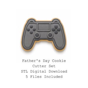 Może przedstawiać: Szary wykrawacz do ciastek w kształcie kontrolera do gier wideo z jasnobrązową obwódką na białym tle. Tekst: "Father's Day Cookie Cutter Set STL Digital Download 5 Files Included."