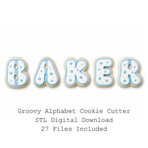 Puede incluir: Cinco galletas con forma de las letras B, A, K, E y R, decoradas con glaseado blanco, bordes azul claro y pequeños detalles de estrellas y corazones azules. Debajo de las galletas, el texto dice: Groovy Alphabet Cookie Cutter STL Digital Download 27 Files Included.