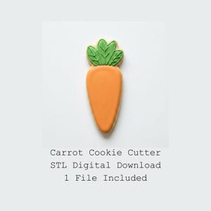 Puede incluir: Cortador de galletas con forma de zanahoria naranja con hojas verdes. El texto "Carrot Cookie Cutter STL Digital Download 1 File Included" está debajo del cortador.
