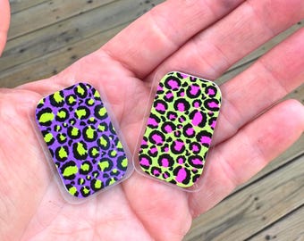 Marcadores de rayos X con diseño de guepardo neón (juego de 2), iniciales personalizables, sellados con resina UV.