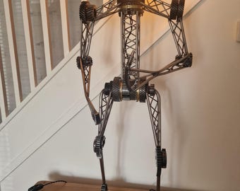 Lámpara de pie industrial de metal y acero hecha a mano con forma de Android