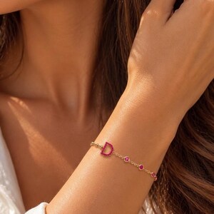 Initialenarmband met roze robijnstenen, gepersonaliseerde letterarmband, verguld 925 zilver, delicate geboortesteenarmband, cadeau voor haar