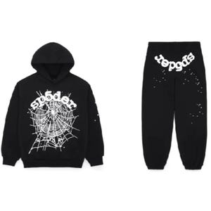 Pode incluir: Conjunto de moletom com capuz e calças de moletom pretas. O moletom com capuz apresenta um gráfico de teia de aranha branca com a palavra "sp5der" acima. As calças de moletom têm a palavra "sp5der" nas costas e salpicos brancos. O conjunto é feito de um material macio.