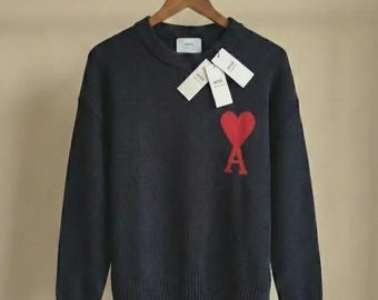 Sudadera de punto de lana con logo de corazón rojo de AMI Paris, prenda de punto con diseño de corazón.