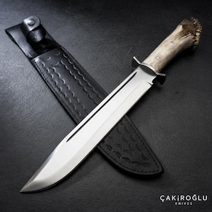 Smidd Bowie Machete-kniv i stål, handtag med hjorthornsrot, läderslida, personlig present