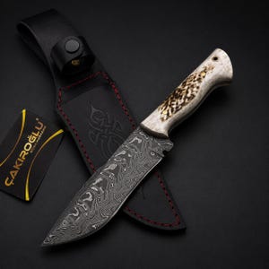 Cuchillo de caza de Damasco hecho a mano, mango de asta de ciervo, equipo de caza de colección con funda.