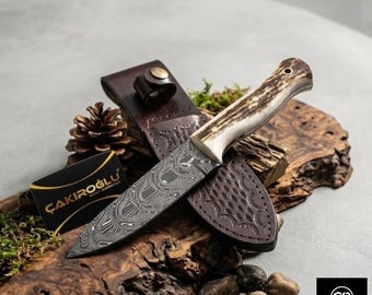 Cuchillo de supervivencia de Damasco hecho a mano con funda - Mango de asta de ciervo, regalo para él, regalo para padrino de boda