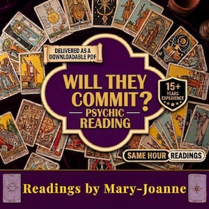 Könnte beinhalten: Eine violette und goldene Grafik für einen psychischen Lesedienst mit dem Titel Will They Commit? Psychic Reading. Sie zeigt einen Hintergrund aus verstreuten Tarotkarten, eine Schriftrolle mit der Aufschrift Delivered as a Downloadable PDF, ein Abzeichen für 15+ Years Experience sowie Text für Same Hour Readings und Readings by Mary-Joanne.