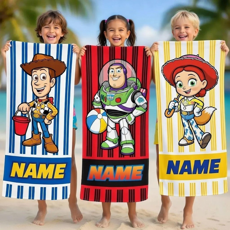 Pu&ograve; includere: Tre teli da mare con personaggi di Toy Story. Uno ha uno sfondo a righe blu e bianche con Woody. Un altro ha uno sfondo rosso con Buzz Lightyear. Il terzo ha uno sfondo a righe gialle e bianche con Jessie. Ogni telo ha la parola "NAME" in basso.