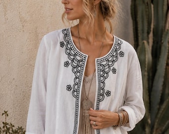 Chaqueta Lino USA 100% lino blanca bordada con frente abierto para mujer, talla M, estilo bohemio costero chic.