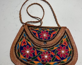 Borsa a tracolla vintage indiana in pelle, ricamata a mano, stile boho folk, con motivo floreale per festival.