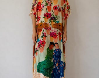 Abito lungo caftano in crêpe di seta CAROLINA K: stampa floreale artistica color cammello, stile boho, taglia piccola