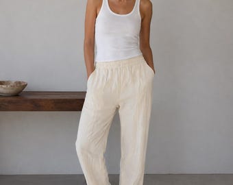 Pantaloni vintage Sostanza in 100% seta color crema, modello da donna, taglia L, stile rilassato, minimalista e lussuoso.
