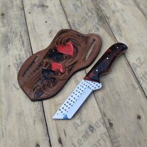 Specialdesignad cowboykniv i raspstål med svart och rött rasphandtag och läderslida