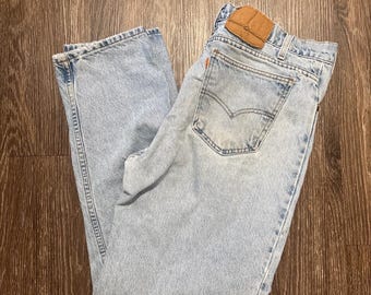 Jeans Levi's 550 vintage con etiqueta naranja de los años 90 para hombre, talla 32x34, lavado claro clásico.