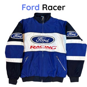 Op de afbeelding: Blauw, wit en zwart Ford Racer jack met een volledige ritssluiting. De jas heeft het Ford-logo op de borst en mouwen, met het woord "RACING" in het rood. De jas heeft een opstaande kraag en twee zakken met rits.