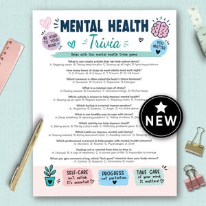 Può includere: Un foglio stampato con un gioco a quiz sulla salute mentale. Il foglio presenta il titolo "Mental Health Trivia" in un carattere decorativo, insieme a illustrazioni di un cervello e cuori. Un adesivo "NUOVO" è sul lato destro.