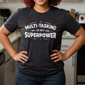 Camiseta con estampado divertido "La multitarea es mi superpoder" para mamás ocupadas, mujeres y para uso diario.