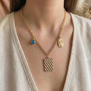Colar com rosto abstrato, pingente dourado de olho grego, pingente retangular texturizado, amuleto de proteção boho, presente para ela, talismã para o dia a dia.
