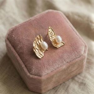Organic Gold Pearl Stud Earrings, Freshwater Pearl Statement Studs, Abstract Wavy Jewelry, Bridal Accessory, Boho Elegant Gift for Her