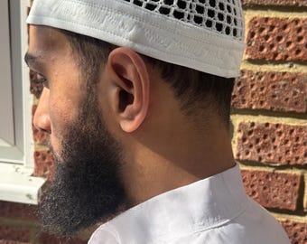 Masri Branded Kufi: Handgenähte Baumwolle, weißes Häkeldesign – Bequeme Passform