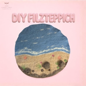 Könnte beinhalten: Eine runde Filzmatte mit einer nadelgefilzten Strandszene, bestehend aus blauem Ozean, weißen Wellen, beigem Sand, dunkelbraunen Steinen und kleinen rosa Seesternen. Der Text DIY FILZTEPPICH steht in rosa Buchstaben über der Matte.