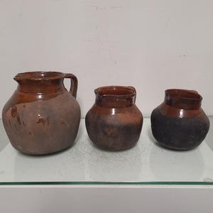 Rustikaler spanischer Terrakotta-Topf.