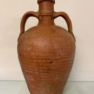 Cántaro antique en céramique espagnole de Segorbe, cruche à eau traditionnelle en terre cuite.