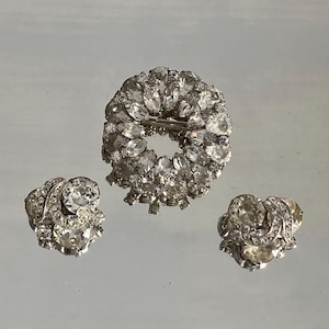 Vintage Weiss Rhinestone Brooch and Clip On Earrings Set