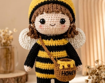 Bambola Amigurumi Arinbee PDF, modello all'uncinetto ape con ali, sacchetto di miele, giocattolo bombo ape