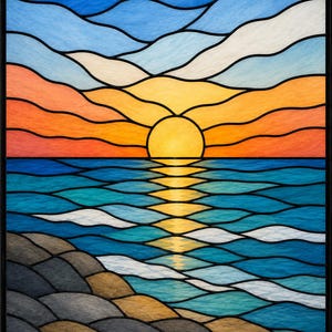 以下が含まれることがあります： 海に沈む夕日を描いたステンドグラスパネル。鮮やかな黄色の太陽、波打つ線が描かれたオレンジと青の空、白い波頭を持つ青い海、そして手前には濃い灰色の石が並ぶ岩の多い海岸線が表現されています。