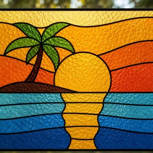 Puede incluir: Un panel de vidriera rectangular con una escena de atardecer tropical. El diseño incluye una palmera verde sobre una isla marrón oscura, un sol amarillo brillante y su reflejo en el agua azul, sobre bandas de cielo naranja y amarillo.